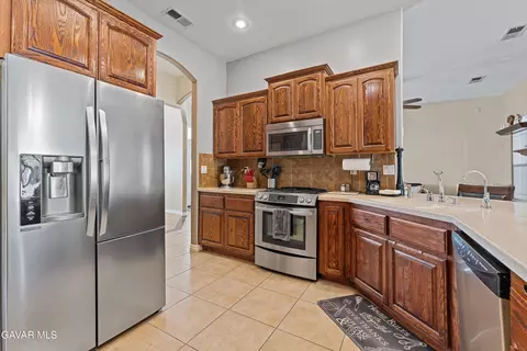 Kitchen - 18050 Rawhide Ct, Tehachapi, CA 93561 photo 1 of 2