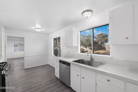 Kitchen - 44411 Kingtree Ave, Lancaster, CA 93534 photo 5 of 5