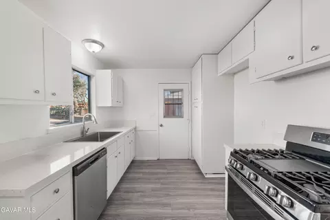 Kitchen - 44411 Kingtree Ave, Lancaster, CA 93534 photo 2 of 5
