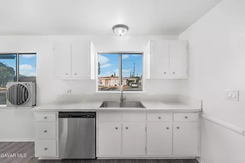 Kitchen - 44411 Kingtree Ave, Lancaster, CA 93534 photo 3 of 5