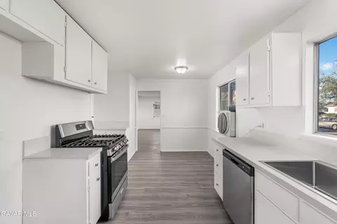 Kitchen - 44411 Kingtree Ave, Lancaster, CA 93534 photo 4 of 5