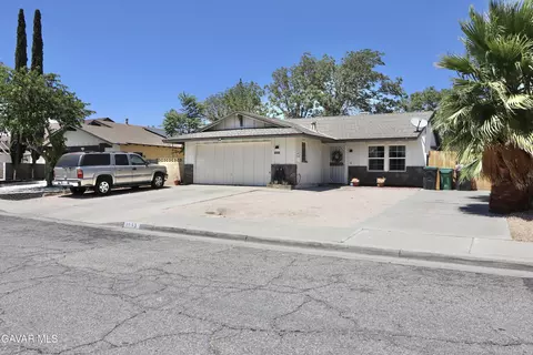 1033 Caperton St, Lancaster, CA 93535 photo 2