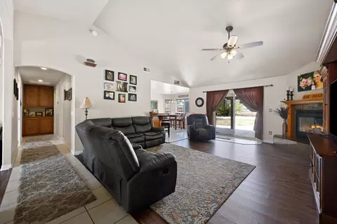 Entry Way - 27800 Crofun Rd, Tehachapi, CA 93561 photo 2 of 2