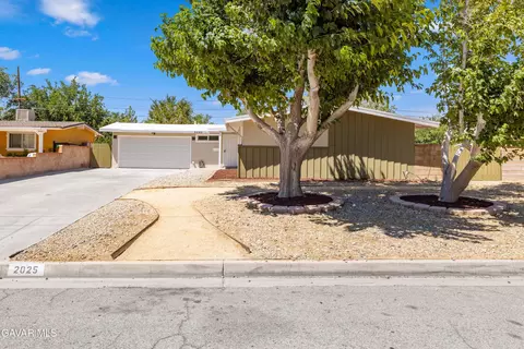 2025 Newgrove St W, Lancaster, CA 93536