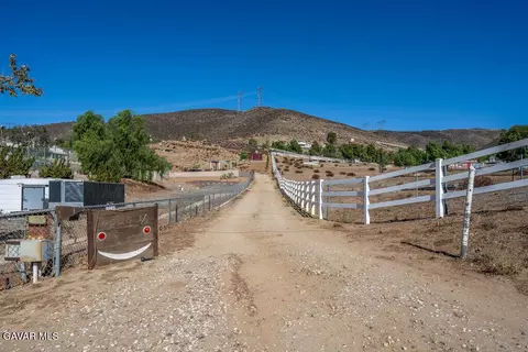 9555 Hierba Rd, Agua Dulce, CA 91390