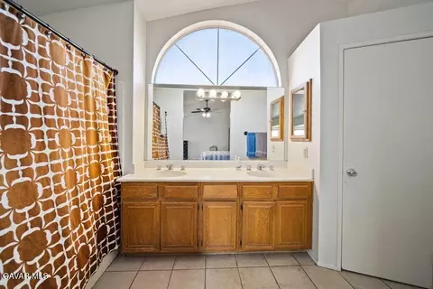 Bath - 2037 Ave R 10 E, Palmdale, CA 93550 photo 3 of 3