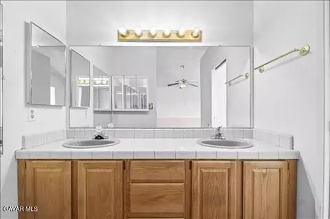 Bath - 1134 Elm St, Tehachapi, CA 93561 photo 3 of 5