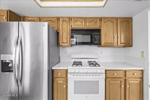 Kitchen - 1134 Elm St, Tehachapi, CA 93561 photo 4 of 6