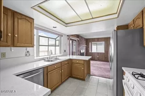 Kitchen - 1134 Elm St, Tehachapi, CA 93561 photo 2 of 6
