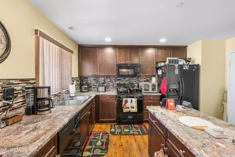 Kitchen - 3017 Garnet Ln, Lancaster, CA 93535 photo 2 of 5
