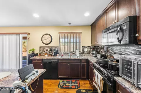 Kitchen - 3017 Garnet Ln, Lancaster, CA 93535 photo 4 of 5