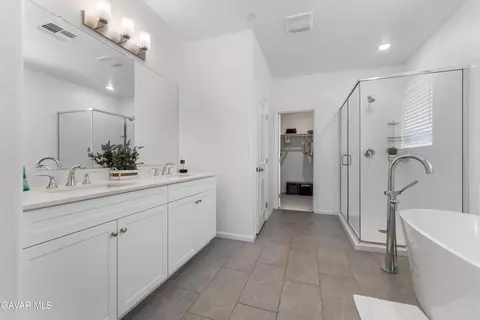 Entry Way - 220 Cassano Dr, Tehachapi, CA 93561 photo 5 of 7