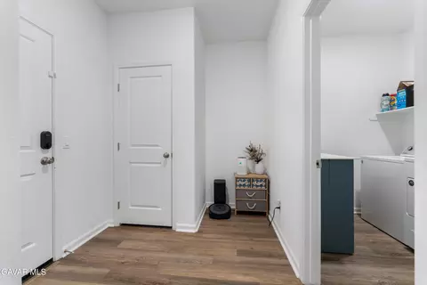 Entry Way - 220 Cassano Dr, Tehachapi, CA 93561 photo 6 of 7