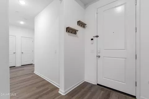 Entry Way - 220 Cassano Dr, Tehachapi, CA 93561 photo 2 of 7