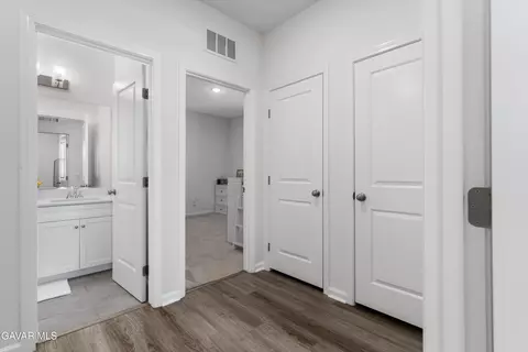 Entry Way - 220 Cassano Dr, Tehachapi, CA 93561 photo 7 of 7