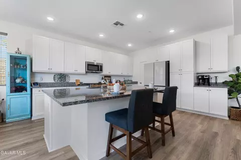 Kitchen - 220 Cassano Dr, Tehachapi, CA 93561 photo 2 of 2