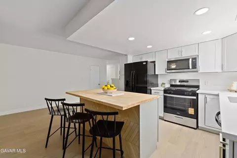 Kitchen - 1024 Herzel Ave, Lancaster, CA 93535 photo 4 of 6