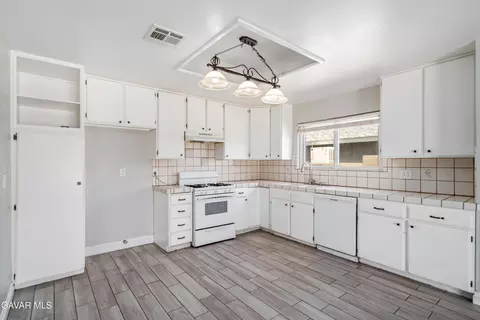 Kitchen - 44220 Fig Ave, Lancaster, CA 93534 photo 1 of 2