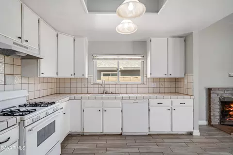 Kitchen - 44220 Fig Ave, Lancaster, CA 93534 photo 2 of 2