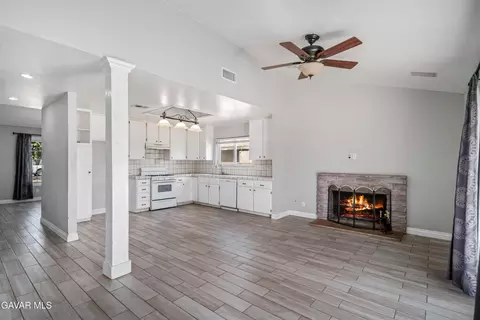 Living - 44220 Fig Ave, Lancaster, CA 93534 photo 4 of 7