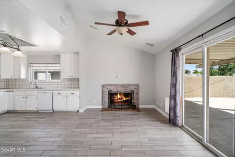 Living - 44220 Fig Ave, Lancaster, CA 93534 photo 5 of 7