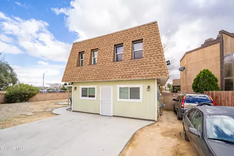 1502 Newgrove St W, Lancaster, CA 93534