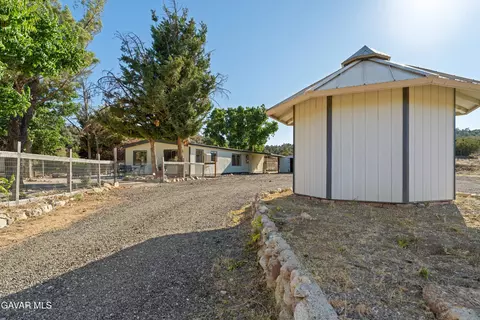 Exterior - 24977 Sand Canyon Rd, Tehachapi, CA 93561 photo 7 of 10
