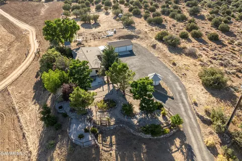 Exterior - 24977 Sand Canyon Rd, Tehachapi, CA 93561 photo 9 of 10