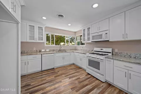 Kitchen - 44254 12th St E, Lancaster, CA 93535 photo 2 of 4