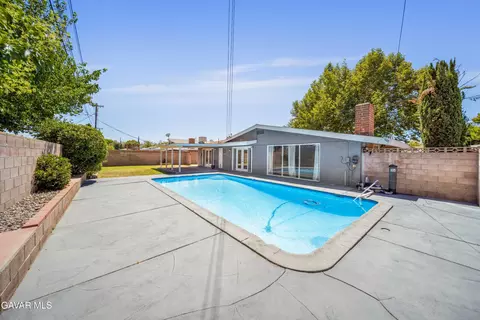 Exterior - 44254 12th St E, Lancaster, CA 93535 photo 4 of 6