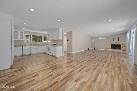 Living - 44254 12th St E, Lancaster, CA 93535 photo 5 of 7