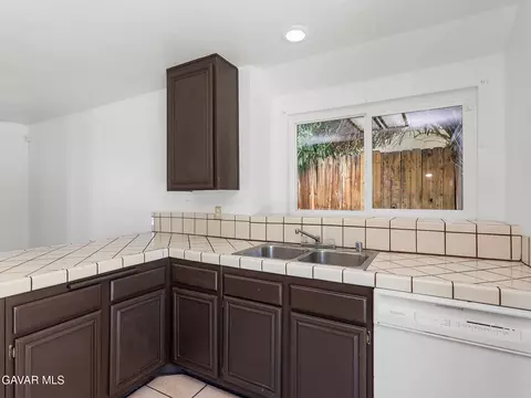 Kitchen - 37707 Dixie Dr, Palmdale, CA 93550 photo 2 of 5