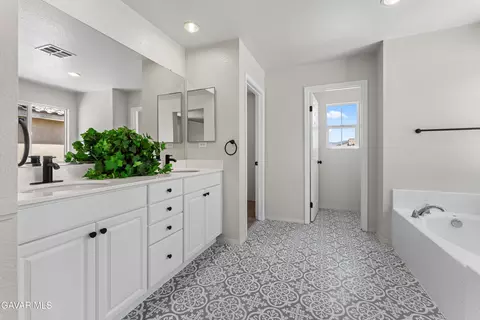 Bath - 5789 Golding Dr, Lancaster, CA 93536 photo 2 of 5