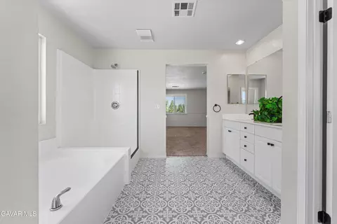 Bath - 5789 Golding Dr, Lancaster, CA 93536 photo 3 of 5