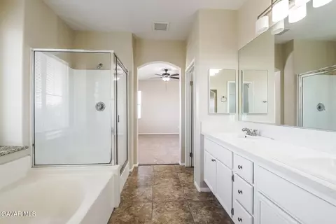 Bath - 2545 Cattail Pl, Palmdale, CA 93551 photo 2 of 4
