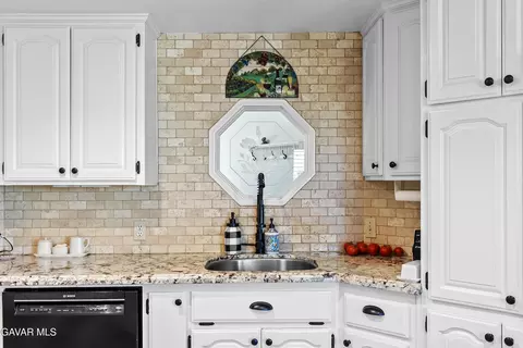 Kitchen - 25880 Skyline Dr, Tehachapi, CA 93561 photo 3 of 4