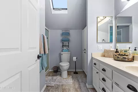 Bath - 25880 Skyline Dr, Tehachapi, CA 93561 photo 2 of 4