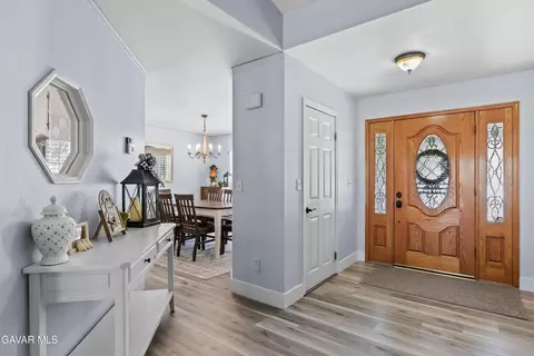 Entry Way - 25880 Skyline Dr, Tehachapi, CA 93561 photo 2 of 4