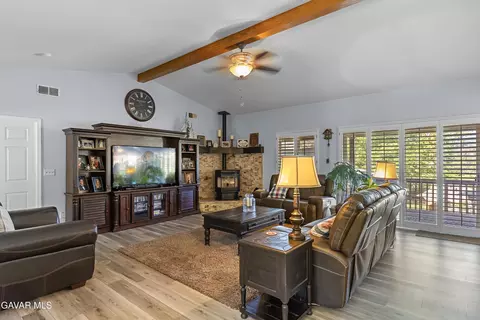 Living - 25880 Skyline Dr, Tehachapi, CA 93561 photo 1 of 2