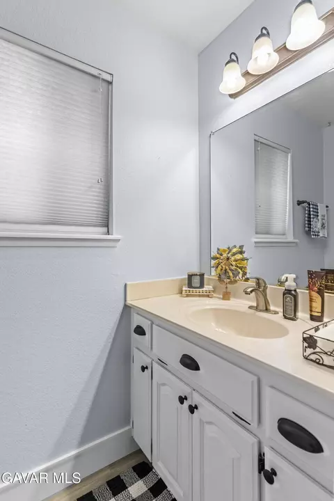 Bath - 25880 Skyline Dr, Tehachapi, CA 93561 photo 1 of 4