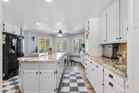 Kitchen - 25880 Skyline Dr, Tehachapi, CA 93561 photo 4 of 4