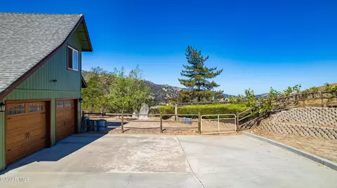 Exterior - 25880 Skyline Dr, Tehachapi, CA 93561 photo 17 of 22