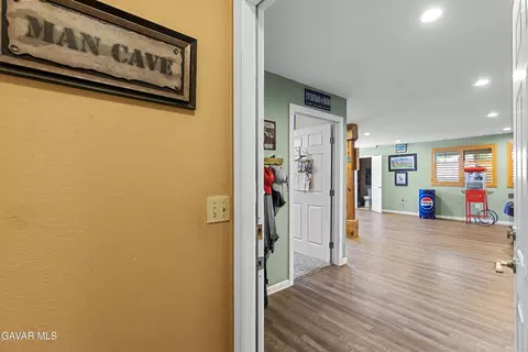 Entry Way - 25880 Skyline Dr, Tehachapi, CA 93561 photo 3 of 4