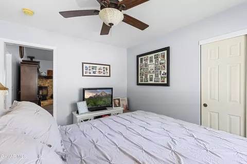 Bedroom - 25880 Skyline Dr, Tehachapi, CA 93561 photo 2 of 6