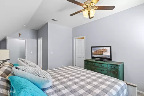 Bedroom - 25880 Skyline Dr, Tehachapi, CA 93561 photo 4 of 6