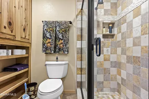 Bath - 25880 Skyline Dr, Tehachapi, CA 93561 photo 3 of 4
