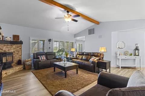 Living - 25880 Skyline Dr, Tehachapi, CA 93561 photo 2 of 2