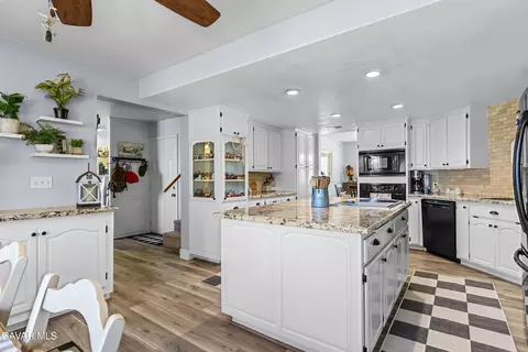 Kitchen - 25880 Skyline Dr, Tehachapi, CA 93561 photo 2 of 4