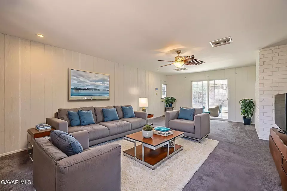 Living - 44916 18th Street St W, Lancaster, CA 93534 photo 3 of 4