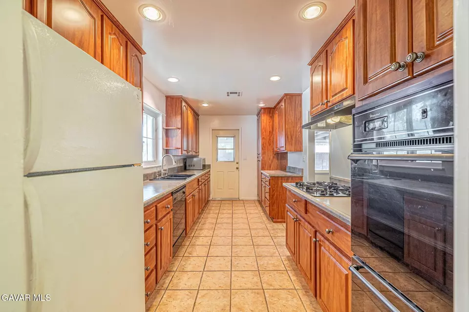 Kitchen - 44916 18th Street St W, Lancaster, CA 93534 photo 3 of 3